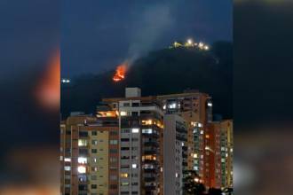 El incendio quedó registrado en fotos y videos capturados por ciudadanos desde varios puntos de la ciudad. FOTO: CHISME FRESCO PAISA
