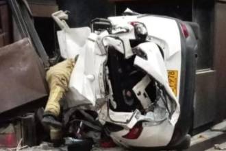 Las autoridades tuvieron que trabajar durante casi tres horas durante la madrugada para poder retirar el vehículo y atender la emergencia. FOTO: CORTESÍA DENUNCIAS ANTIOQUIA