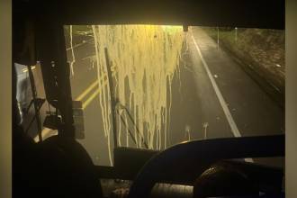 Así se veía el panorámico frontal del bus donde viajaba Junior en su llegada a Medellín. FOTO: TOMADA DE DEPORTES EL HERALDO