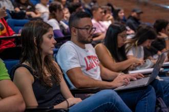 Aproveche este conversatorio práctico para que se actualice y tenga un perfil laboral que destaque en los procesos de selección. / FOTO: CORTESÍA COMFAMA 