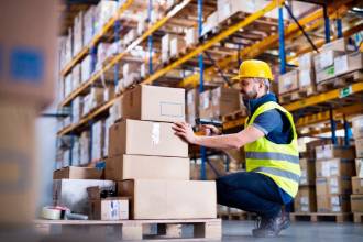 El auxiliar de bodega desempeña un papel crucial en la cadena logística de una empresa, asegurando que la mercancía se maneje de manera eficiente y segura. / FOTO: CANVA