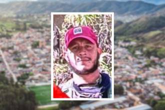 Él era alias Leito, quien habría fallecido tras explosión de minas en zona rural de Amalfi. FOTO: ALCALDÍA DE AMALFI (FONDO) Y CORTESÍA ANDRÉS JULIÁN RENDÓN (DETALLE)