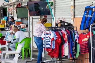 Gran parte de los venteros que trabajan en los alrededores del estadio, tienen entre 60 a 70 años, lo que los pone en una situación de vulnerabilidad. FOTO: JAIME PÉREZ