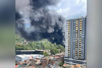 Momento en que el humo se expandía por las torres aledañas. FOTO: CORTESÍA EDWIN HERNÁNDEZ