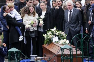 Último adiós a Miguel Uribe Turbay en el Cementerio Central de Bogotá. /FOTO: COLPRENSA