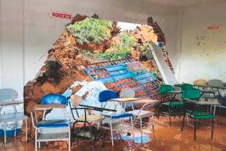 La tierra y el agua se metieron por el muro que se fue al piso. Según las autoridades, el daño sólo fue en ese punto y no hay riesgos. FOTO: CORTESÍA ALCALDÍA GUARNE