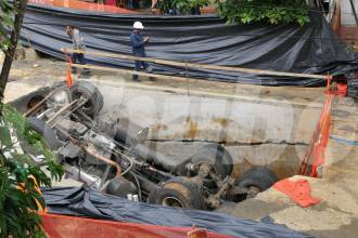 Los vecinos han documentado todo: el trabajo en la obra día a día, minutos antes de la emergencia, el día después con el vehículo volcado y cuando la volqueta estaba completamente tapada con plásticos. FOTO: CORTESÍA