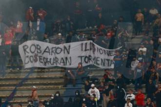 Con arengas y pancartas, la afición le mostró al continente su descontento. FOTO: MANUEL SALDARRIAGA