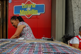 Venta de loterías en Medellín. /FOTO: ARCHIVO