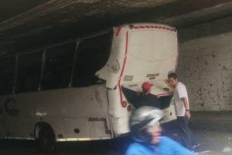 El accidente requirió una grúa planchón para realizar las labores de retiro. FOTO: DENUNCIAS ANTIOQUIA