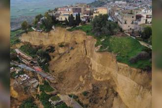 Ciclón Harry dejó a un pueblo de Italia al borde de un precipicio. FOTO: @MONDOTERREMOTI