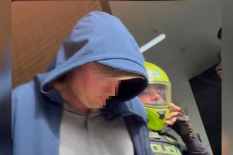 El hombre fue custodiado por uniformados para evitar que la comunidad lo linchara. FOTO: CAPTURA DE PANTALLA INSTAGRAM @camirojas_g