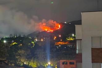 Así se veía el incendio de la noche del sábado, 11 de julio, desde la parte baja del municipio. FOTO: CORTESÍA