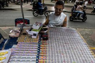 Venta de loterías en Medellín. FOTO: JAIME PÉREZ