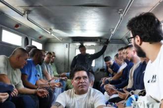Uno de los grupos de criminales que fueron sacados de la cárcel de Itagüí por orden del presidente De La Espriella. FOTO: INPEC