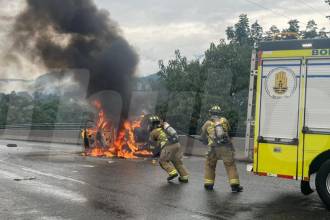 Los Bomberos de Medellín atendieron la emergencia. FOTO: CORTESÍA