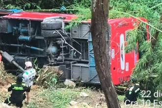 Así quedó el bus volcado en la vía a Santa Elena. FOTO: CORTESÍA ALCALDÍA DE MEDELLÍN