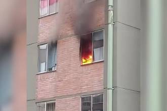 Incendio en la Unidad Residencial Rincón del Bosque, en Bello. FOTO: CAPTURA DE VIDEO TOMADA DE FACEBOOK ALCALDÍA DE BELLO
