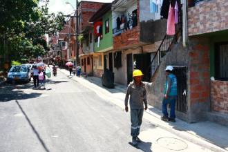 Para la intervención de las vías fue necesario sacrificar algunas huertas y jardineras que había construido la comunidad al lado de la línea férrea del metro. ¡Valió la pena! / FOTO: MANUEL SALDARRIAGA