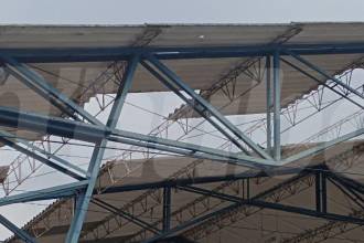 La lluvia ocasionó el desprendimiento de una parte del techo del colegio Santa María Goretti. FOTO: CRISTIAN VÁSQUEZ