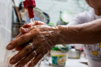 En el transcurso del día las familias podrán obtener agua desde la llave. /FOTO: JULIO HERRERA
