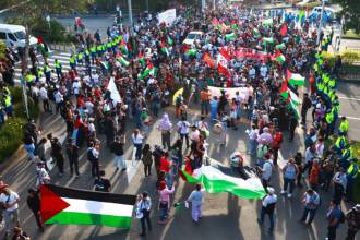 Aproximadamente unas 200 personas salieron a marchar en apoyo al pueblo palestino en Medellín. / FOTO: MANUEL SALDARRIAGA