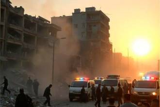 Decenas de edificios y viviendas destruidas tras el terremoto en Afganistán. /FOTO: X @UltimaHoraCR