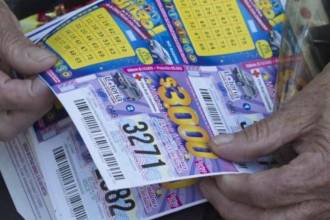 Revise su billete o recibo, pudo ser el ganador de alguna de las loterías que jugaron ayer. FOTO: DONALDO ZULUAGA