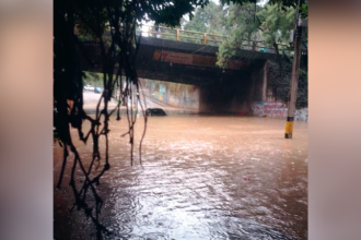 Al fondo se alcanza a ver el carro sumergido en el agua que superaba los dos metros de altura. /FOTO: CORTESÍA FAMILIA DE LA AFECTADA