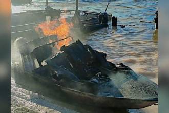 Una de las chalupas que resultó incinerada. / FOTO: CORTESÍA ALERTA PAISA