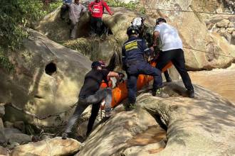 Recuperación del cuerpo de la joven de 16 años en tragedia de Cundinamarca. FOTO: CRUZ ROJA COLOMBIANA
