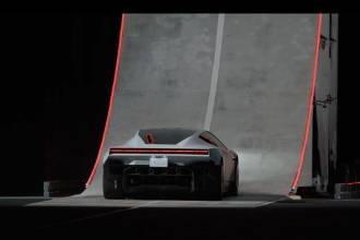Captura de pantalla del video en el que el Tesla Roadster asciende la rampa para volar. FOTO: X DE TESLA