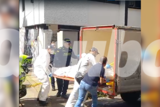 Peritos judiciales del CTI de la Fiscalía se encargaron de la inspección técnica del cuerpo. / FOTO: MAURICIO PALACIO