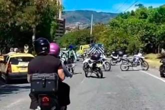 Mientras se realizaban las labores de levantamiento, autoridades de tránsito sugirieron tomar vías alternas. FOTO: COMUNICADOSMEDELLIN.
