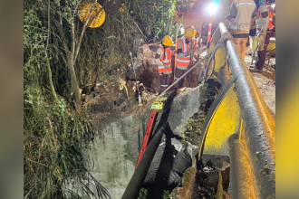 Desde la noche de este martes, 23 de septiembre, continúan las reparaciones del tubo afectado en la comuna Doce de Octubre. / FOTO: CORTESÍA EPM