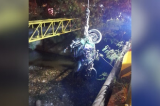 Moto sacada de la quebrada la Iguaná en Medellín tras fuerte choque múltiple. /FOTO: REDES SOCIALES