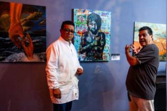 El maestro Bernardo Echavarría Berrío (izq.) dialoga con el artista Julio César Herrera (der.), en frente de la obra de este último. FOTO: JAIDER ESCOBAR