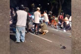 Otros motociclista se detuvieron a socorrer a los accidentados. FOTO: CORTESÍA