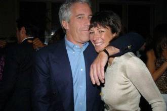 Con ayuda de su compañera Ghislaine Maxwell, Epstein reclutaba menores de edad para sus fiestas. FOTO: X @THEEPSTEINFILES