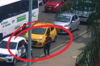 Momento en el que se cometió el atraco en el centro de Medellín. FOTO: CORTESÍA POLICÍA METROPOLITANA