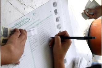 En las sedes de la Registraduría, en algunos puestos de votación e incluso en centros comerciales, hay personas que le ayudan a inscribir su cédula para las elecciones del 2026. FOTO: ARCHIVO - ROBINSON SÁENZ.