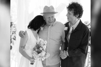 La pareja optó por no seguir la tradición en la que el padre lleva a la hija al altar. FOTO: INSTAGRAM @VOGUEMAGAZINE