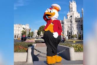 Pollo Frisby Colombia no se quedó quieto e hizo presencia en España. FOTO: CAPTURA DE VIDEO TOMADA DE INSTAGRAM @FRISBYLOHACE