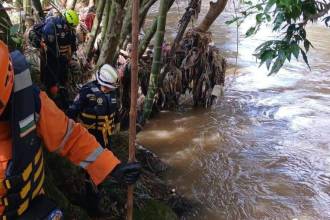 La búsqueda se concentra en las orillas del río Medellín en Barbosa. FOTO: CORTESÍA BOMBEROS BARBOSA