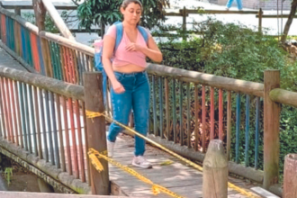 El puente estaba en las mismas y la gente pasaba con mucho temor, pues le faltan tablas y barandas. /FOTO: SUSANA COGUA