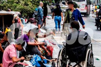 Dar limosna a quienes habitan la calle, dicen las autoridades, fomenta que decidan seguir en estos espacios de ciudad. FOTO: JULIO CÉSAR HERRERA