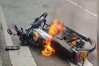 Moto quemada en el Centro de Medellín. FOTO: PRENSA PAISA