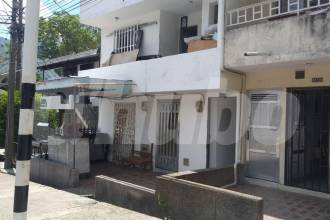En primer piso de esta vivienda (blanca) ocurrió la riña en la que resultó herido Marco Aurelio Restrepo Restrepo. FOTO: GUILLERMO LEÓN OSPINA MUÑOZ