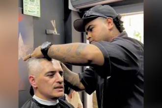 El reconocido barbero Wilmar Daza motilando al gobernador de Antioquia, Andrés Julián Rendón. FOTO: REDES SOCIALES