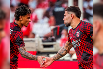 Richard Ríos saludándose con su compañero de equipo, el argentino Nicolás Otamendi. /FOTO: INSTAGRAM @slbenfica